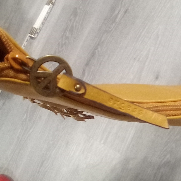 Access  Peace Sign Hardware Fringe Shoulder Bag - Picture 6 of 13